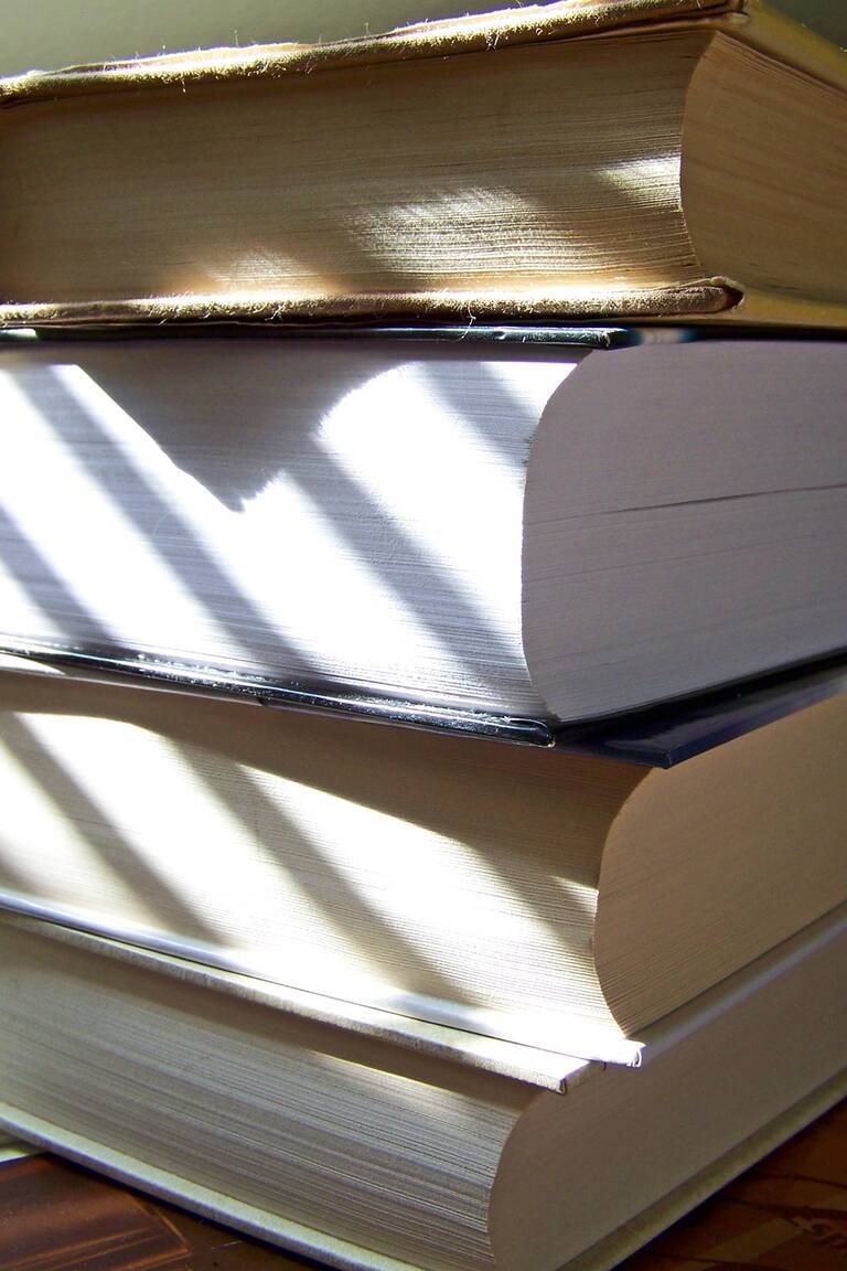 Buchschnitt aufeinandergestapelter Bücher