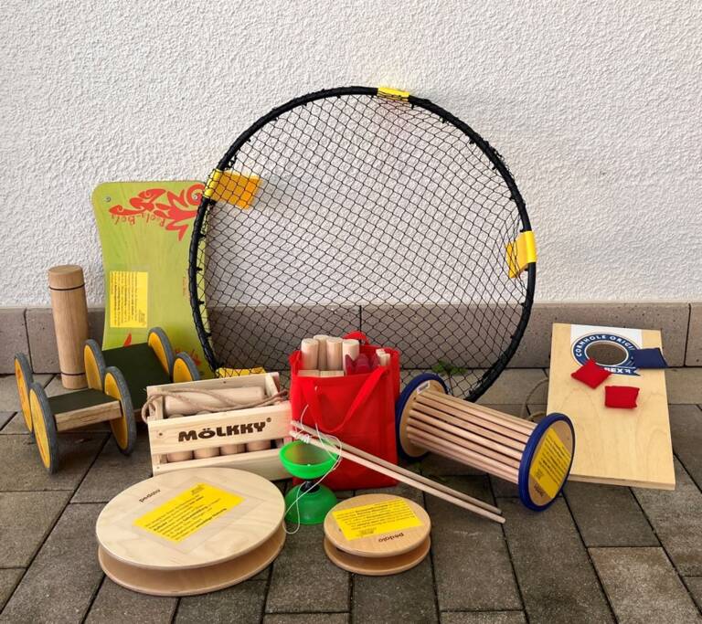 Gegenstände, die in der Bibliothek der Dinge verliehen werden: Outdoor-Spiele
